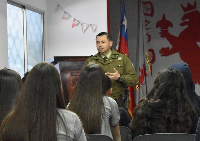 Charla sobre ley 20.084 dictada por Carabineros